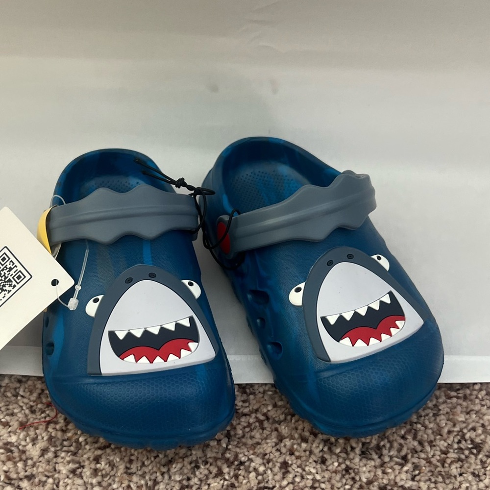 NEW KID SHAR CLOG SIZE: 8